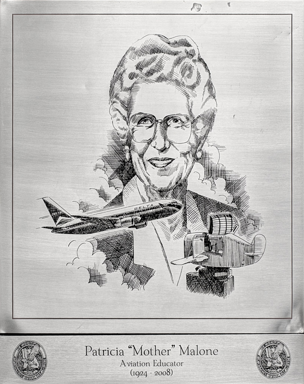 Portrait von Patricia Mother Malone, einer Fluglehrerin, die eine Brille trägt und lächelt, mit einem Flugzeug im Hintergrund und dem Text 'Patricia Mother Malone Fluglehrerin' unten.