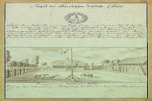 Schwarz-weißes Bild einer handgezeichneten Straßenszene auf altem Papier, das eine Fahnenstange, Gebäude, Bäume und Himmel zeigt, mit Text aus der ersten Fassung der deutschen Verfassung.