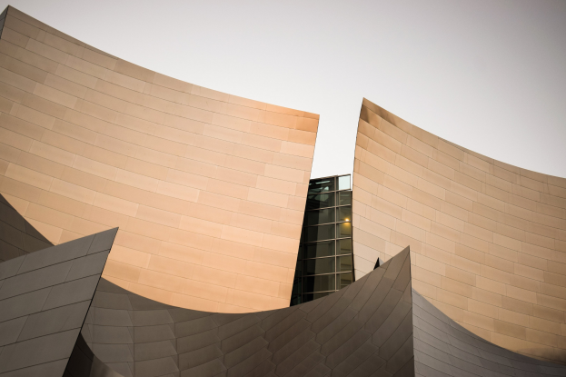 Übersichtsansicht des ARTIST Concert Hall in Los Angeles, ein modernes Gebäude mit Glasfenstern unter einem klaren blauen Himmel.