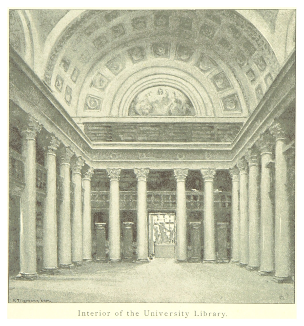 Großartiger Innenraum einer Universitätsbibliothek mit hohen Säulen und prächtigen Deckenentwürfen sowie dekorativem Text am unteren Rand.