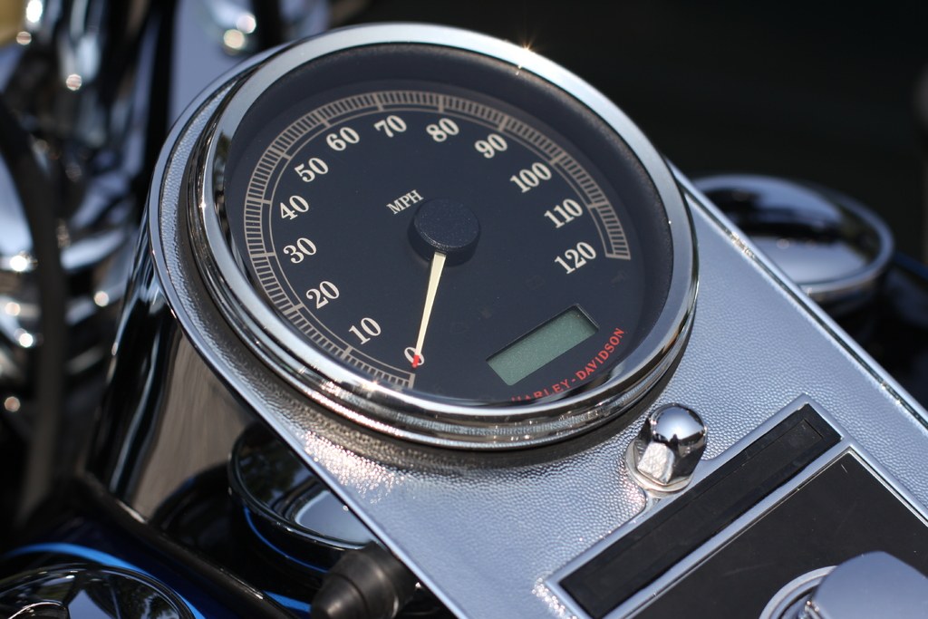 Tachometer auf dem Armaturenbrett eines Motorrads.