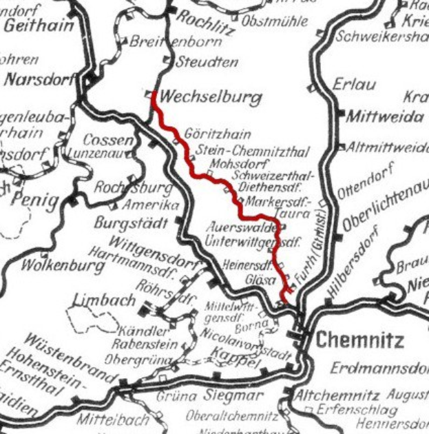 Schwarze und weiße Stadtkarte mit einer roten Routelinie, die als Wechselburg und Chemnitz-Bahn bezeichnet ist.