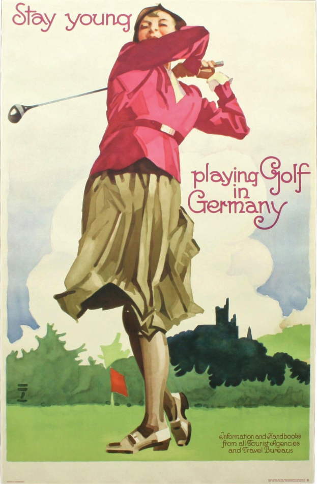 Eine Frau steht auf einem Golfplatz und hält einen Schläger, mit einer Fahne und Bäumen im Hintergrund, und Text auf dem Plakat.