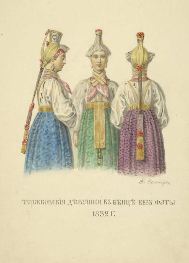 Drei Frauen in traditioneller russischer Kleidung mit bunten, gemusterten Kleidern stehen nebeneinander, jede mit einem menschlichen Gesicht, mit russischer Schrift am unteren Rand.
