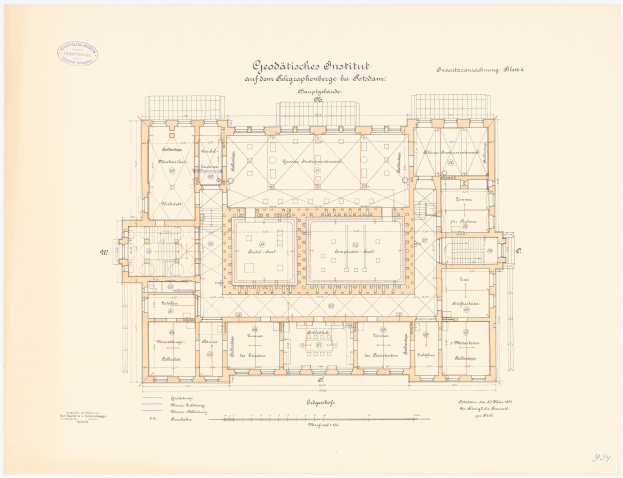 Ein detaillierter Grundrissplan des Erdgeschosses der Gedäbliche Schütte, einer deutschen Schule, der verschiedene Räume, Flure, Fenster, Türen und weitere Merkmale mit begleitendem Text zeigt.