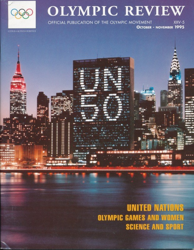 Titelbild des 'Olympic Review Official Publication of the Olympic Movement' Buches, das eine Stadtlandschaft mit Gebäuden, Lichtern und Wasser sowie Text über die Olympischen Spiele der Vereinten Nationen und Frauen in Wissenschaft und Sport zeigt.