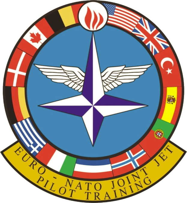 NATO-Joint-Jet-Pilot-Training-Logo mit einem blauen Kreis mit einem weißen Stern, umgeben von vier farbigen Flaggen und der Beschriftung "NATO Joint Jet" in Weiß.
