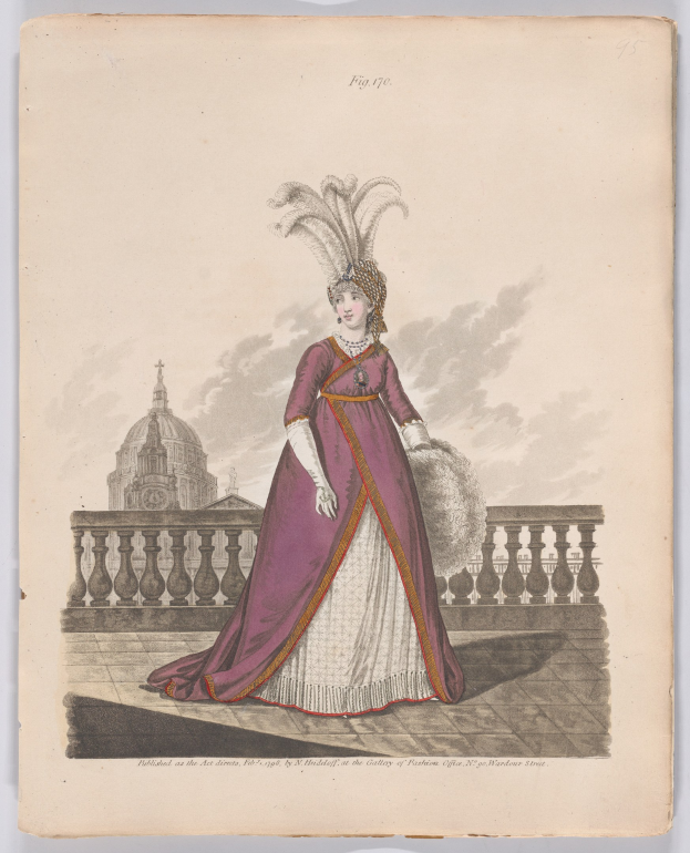 Frau in einem purpurfarbenen und weißen Kleid mit Federn auf dem Kopf, die vor einem Geländer mit einem Gebäude und Wolken im Hintergrund steht, beschriftet mit 'Mode von New York, New Yorker Straße, 1790'.