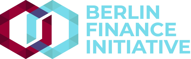 Logo der Berlin Finance Initiative mit einem blauen Kreis mit weißer Umrandung und einem weißen "B" in der Mitte, umgeben von einem weißen Ring mit blau-weißem Karomuster, alles auf einem weißen Hintergrund mit der schwarzen fetten Schrift "Berlin Finance Initiative"