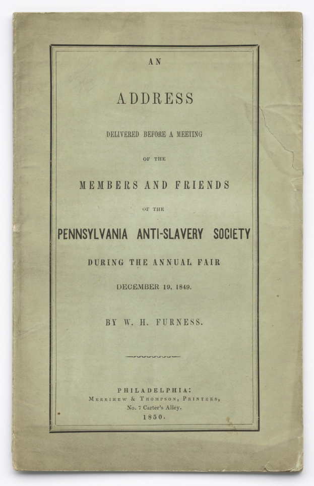 Deckblatt eines aufgeschlagenen Buches mit dem Titel "An Address Delivered Before a Meeting of the Members and Friends of the Pennsylvania Anti-Slavery Society During the Annual Fair", das eine Seite mit gedrucktem Text in schwarzer Tinte zeigt.