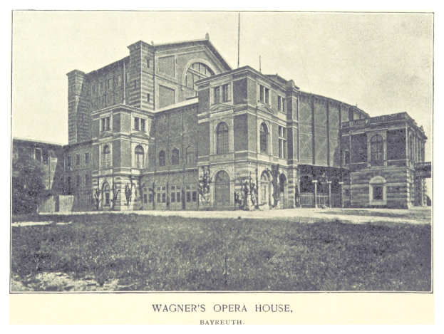 Schwarzes und weißes Foto der Oper von Wagner in Bayreuth, mit ein paar Menschen vor dem Gebäude, umgeben von Bäumen und einem klaren Himmel; Text ist unten sichtbar.
