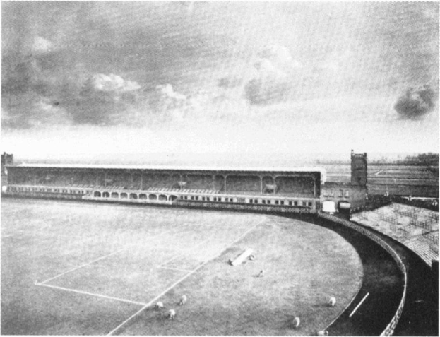 Schwarzes und weißes Foto eines Fußballfeldes mit einem Stadion, das von Bäumen umgeben ist und von einem bewölkten Himmel überlagert wird, beschriftet mit "Stoke City Football Club" unten.