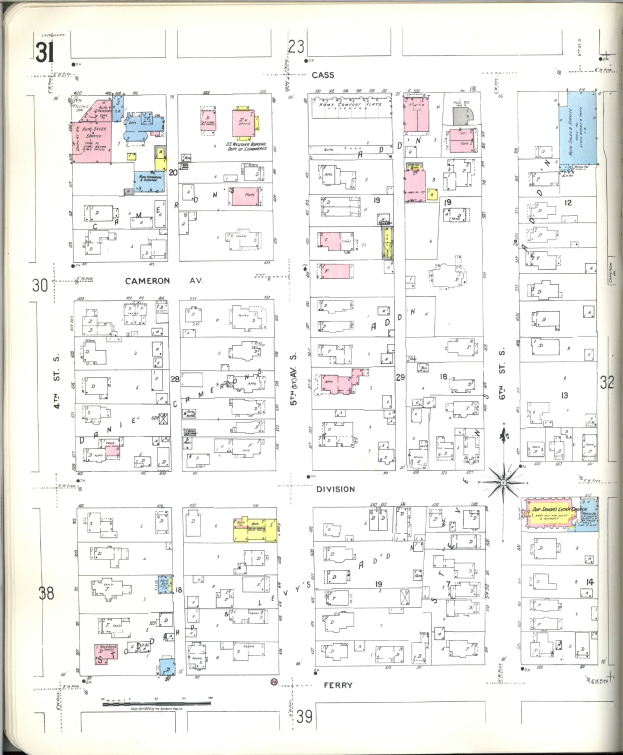 Ein abgenutztes Buch mit einer Stadtkarte aus den 1920er Jahren auf dem Cover, das Straßen, Gebäude, Parks und Sehenswürdigkeiten zeigt.