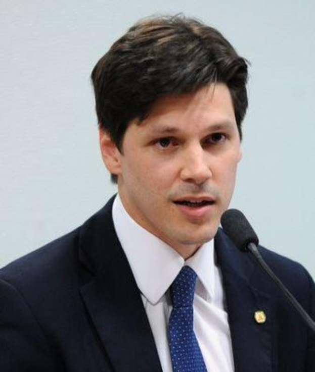 Ein Mann im Anzug spricht in ein Mikrofon, wahrscheinlich zu einem Regierungsentwurf zur Internetverbots.