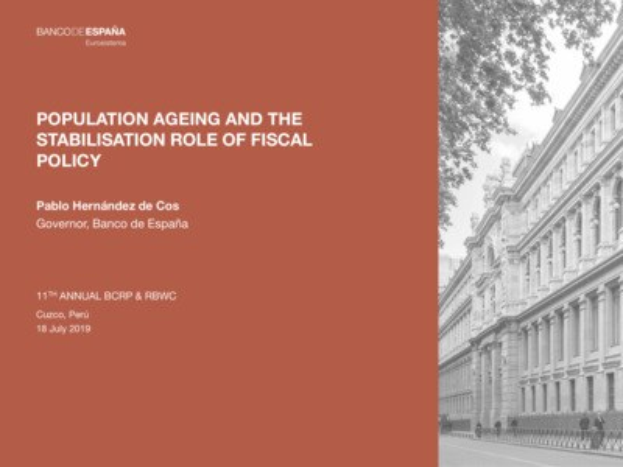 Schwarz-weiß-Bild eines Gebäudes auf der rechten Seite mit Menschen, die davor gehen, und Text auf der linken Seite, der "Altersstruktur und Stabilisierungsrolle der Fiskalpolitik" liest.