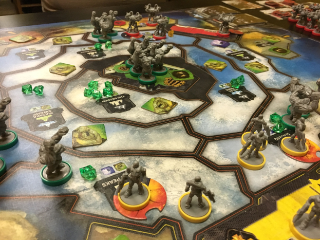 Ein Star-Wars: The-Old-Republic-Brettspiel-Szenario mit Miniaturen, die für eine Schlacht aufgestellt sind, gespielt in einem Raum mit Stühlen und anderen Gegenständen im Hintergrund.
