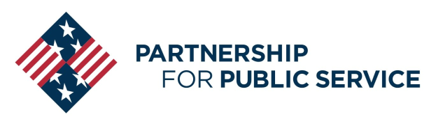 Logo der Partnership for Public Service: Ein blauer Kreis mit einem weißen Stern, mittig über fettem schwarzem Text auf weißem Hintergrund, mit einem blauen und weißen Banner darunter.