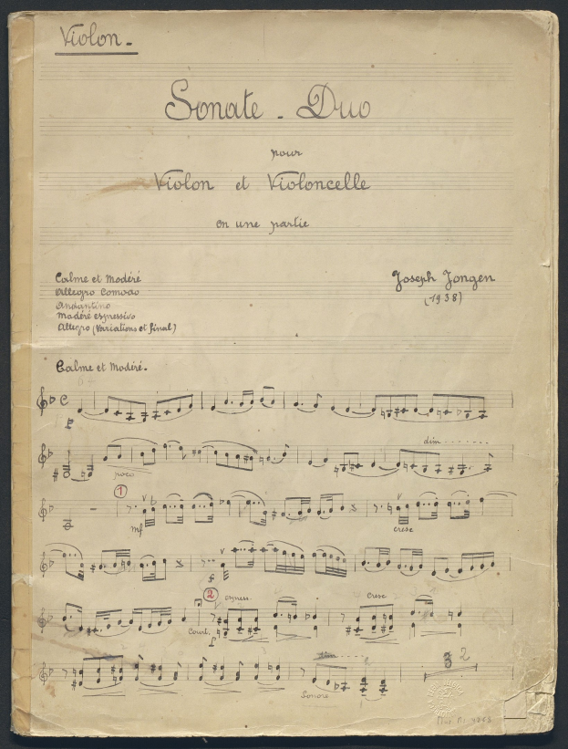 Notenblatt mit der Aufschrift "Sonate Duo" auf schwarzem Hintergrund.