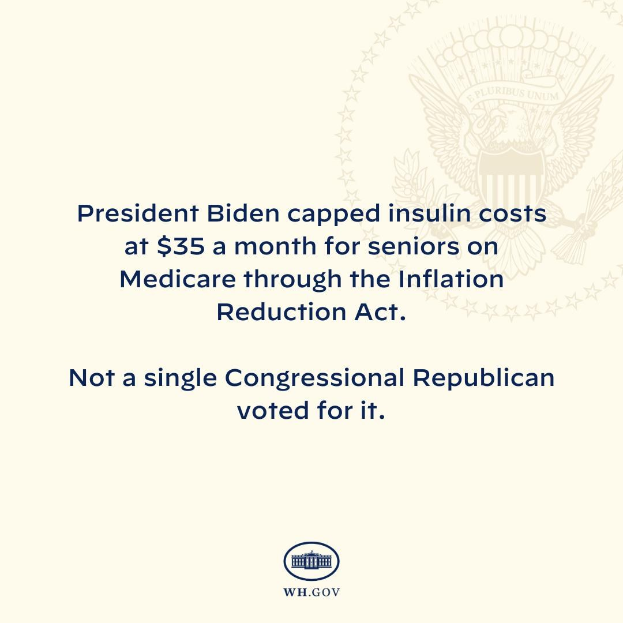 Plakat mit Logo und Text, auf dem steht: "Präsident Biden beschränkt die Insulin-Kosten auf 35 Dollar pro Monat für Senioren mit Medicare durch das Inflation Reduction Act."