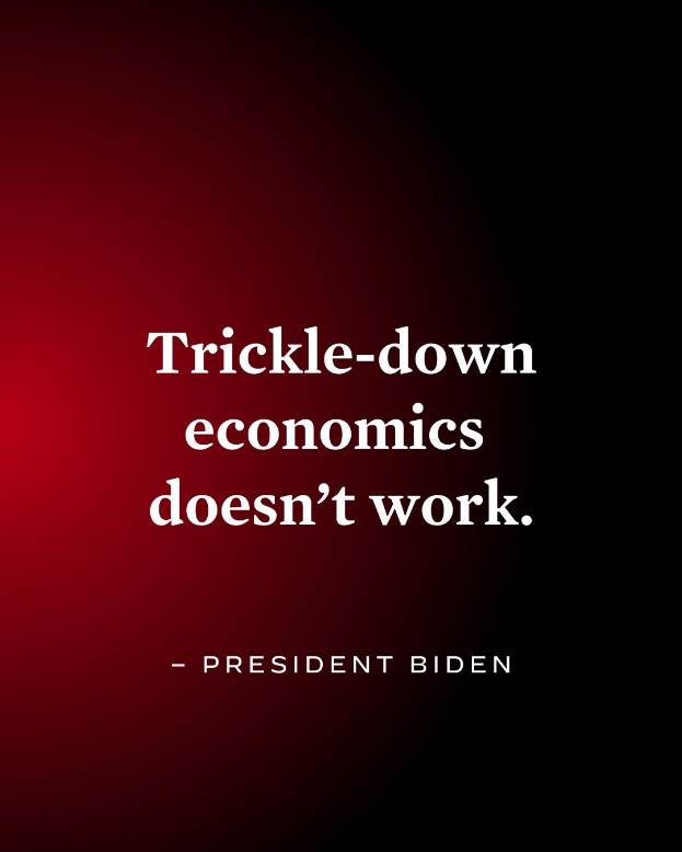 Plakat mit fettem schwarzem Text "Trickle-Down Economics Works Not" auf weißem Hintergrund, umrahmt von einem schmalen schwarzen Rand, begleitet von einem Zitat des Präsidenten Biden.