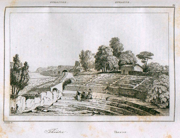 Gravur der Ruinen des römischen Amphitheaters in Syrakus mit Menschen auf den Stufen, umgeben von Bäumen, Häusern und einem Himmel-Hintergrund sowie dem Text "Syrakus, Syrakus, Theater, Theater" unten.