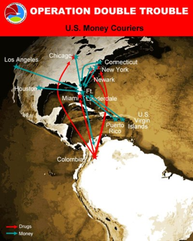Plakat mit der Aufschrift "Operation Double Trouble: US-Geldkurier" mit einer Karte der USA, die in zwei Abschnitte unterteilt ist, einer für die Kurierrouten und einer für die Carrier-Standorte, mit fetter schwarzer Schrift auf einem weißen Rand.