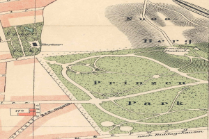 Ausführliche alte Karte von Berlin, Deutschland, die den Standort eines Parks mit Straßen, Sehenswürdigkeiten und Texten markiert, die seine Größe, Lage und Merkmale beschreiben.