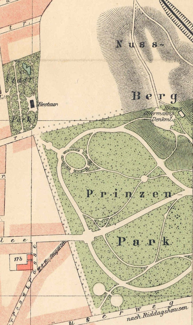 Ausführliche alte Karte von Berlin, Deutschland, die den Standort eines Parks mit Straßen, Sehenswürdigkeiten und Texten markiert, die seine Größe, Lage und Merkmale beschreiben.