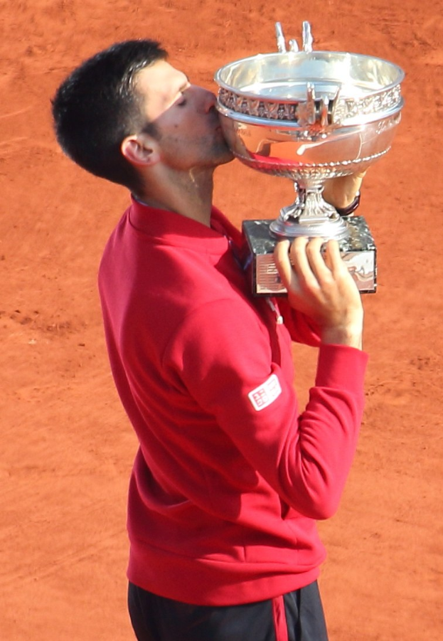 Novak Djokovic hält und küsst den French-Open-Pokal nach seinem Sieg gegen Rafael Nadal im Herrensingelfinale.
