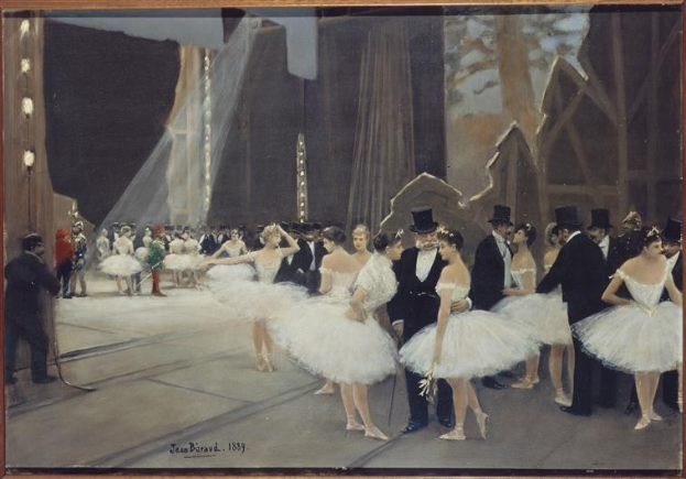 Gemälde mit dem Titel "Tanz an der Oper" von Jean Beraud aus dem Jahr 1889, das Tänzer in weißen Tutus und Hüten auf einer Bühne mit Bühnenbeleuchtung und einem Photo-Rahmen zeigt.