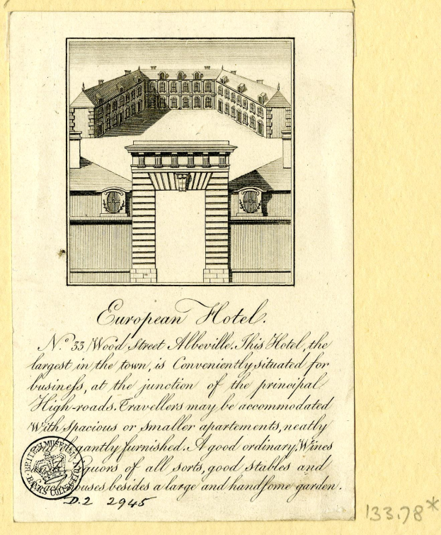 Ein detailliertes Bild eines europäischen Hotels auf Papier mit einem Stempel, das Fenster, Wände und Dach zeigt, begleitet von erklärendem Text.