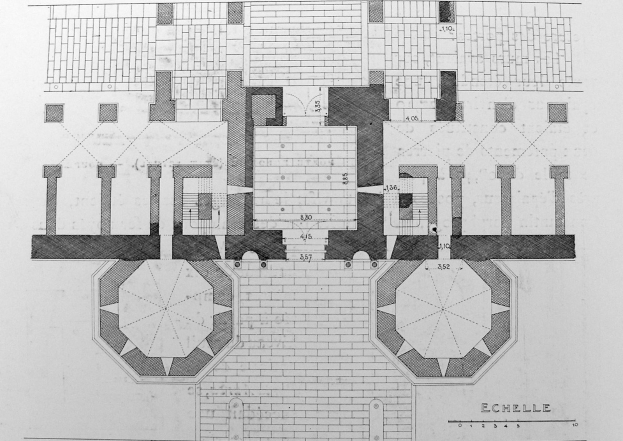 Schwarzer und weißer Grundriss eines Gebäudes mit vielen Fenstern, beschriftet als die Echelle-Schule der Architektur, zeigend Räume, Flure und Details des Layouts.