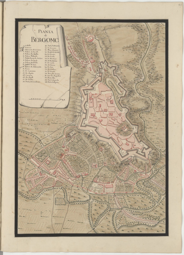 Ein altes Buch mit einer detaillierten Karte von Bergamo, Italien, das Straßen, Gebäude und Sehenswürdigkeiten zeigt, sowie Texten zur Bevölkerung, Geschichte und Kultur der Stadt.