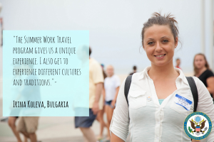 Eine Frau mit einer Tasche und einem Lächeln, umgeben von einer Gruppe von Menschen, die gehen, mit Text auf der linken Seite des Bildes.