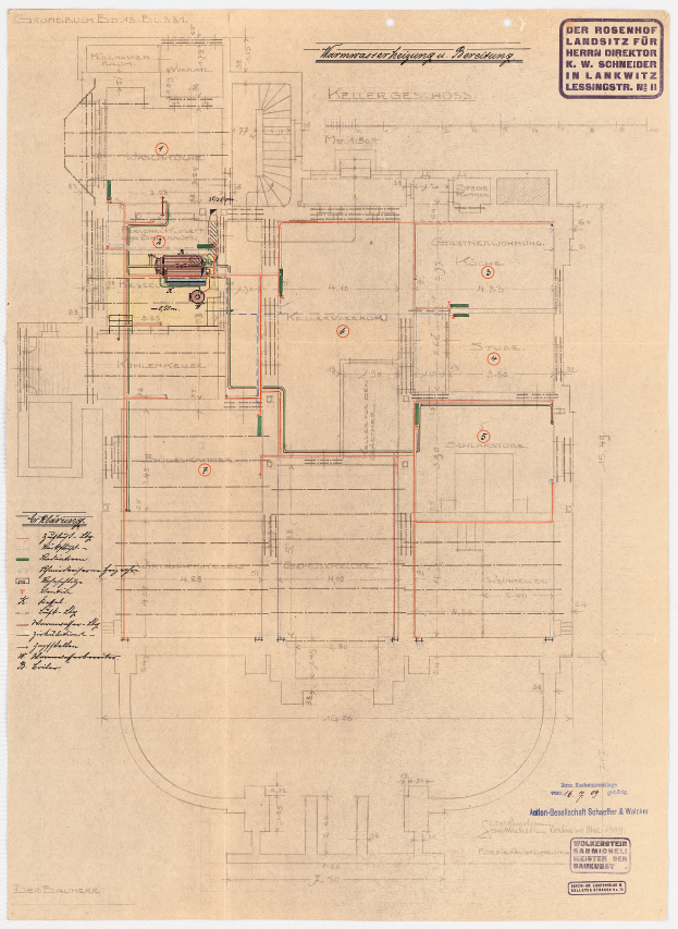 Ein detailliertes architektonisches Zeichnung des Rosenhof-Krankenhauses in Hamburg, Deutschland, das ein Gebäude mit zahlreichen Drähten und Text zeigt, der das Layout einschließlich Räumen, Fluren und anderen Merkmalen beschreibt.