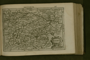 Ein aufgeschlagenes Buch, das eine detaillierte Karte von Bayern mit beschrifteten St├Ądten und Ortschaften zeigt, begleitet von beschreibendem Text.