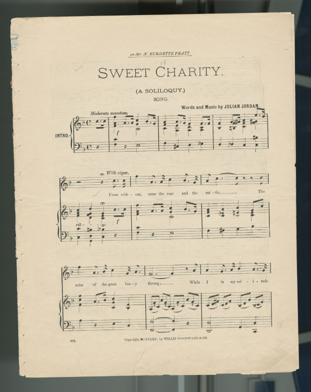 Alte Notenblätter für "Sweet Charity" mit musikalischen Noten und Symbolen auf einer Glasoberfläche.