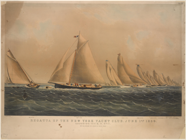 Eine Regatta des New York Yacht Club mit mehreren Booten auf dem Wasser, Menschen an Bord und einem Text auf einem Papier im Vordergrund.