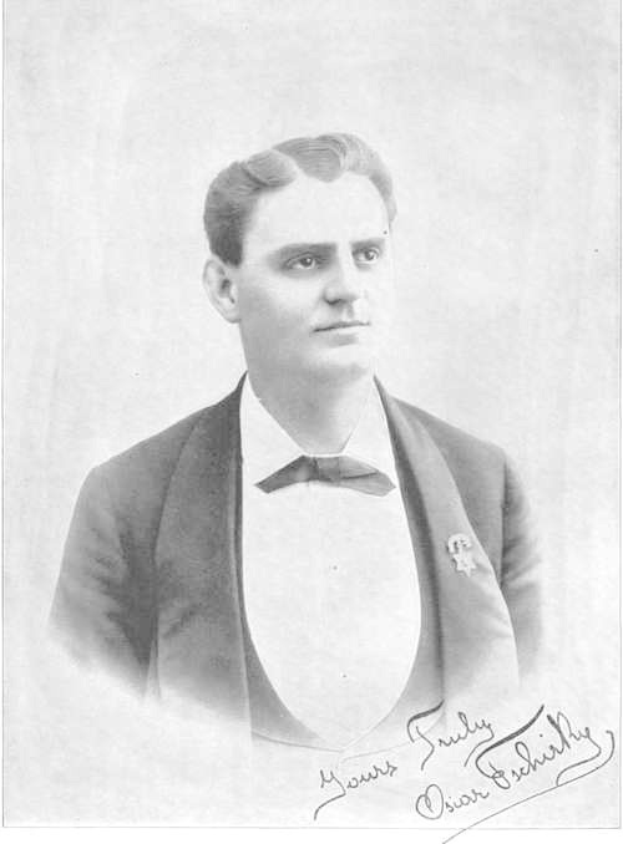 Ein Schwarz-Weiß-Foto eines Mannes in einem Smoking, identifiziert als Oscar Echihly, mit einem ernsten Gesichtsausdruck, der eine Jacke und eine Fliege trägt, mit Text am unteren Rand des Fotos.