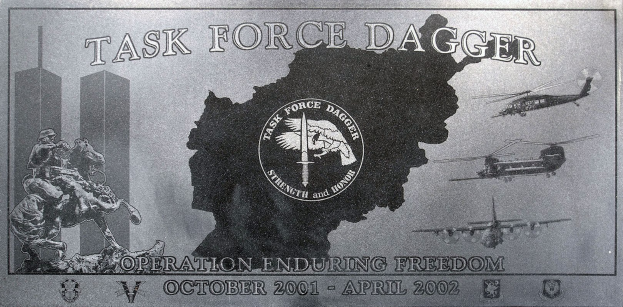 Metallplakette mit 'Task Force Dagger Operation Enduring Freedom' eingraviert, mit Logo und Bildern von Hubschraubern und Gebäuden.