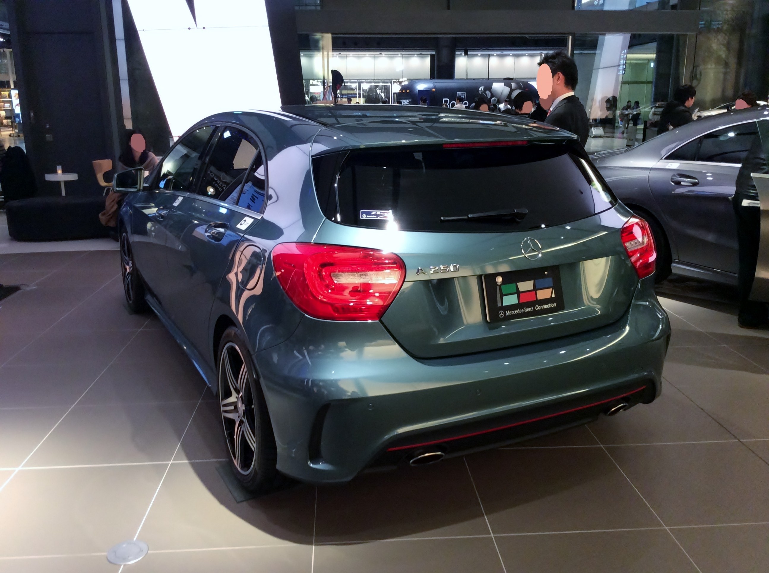 Ein elegantes schwarzes Mercedes-Benz A-Klasse-Schrägheck mit Chromakzenten und einem markanten Kühlergrill, das auf der IAA in Frankfurt präsentiert wird, umgeben von Menschen.