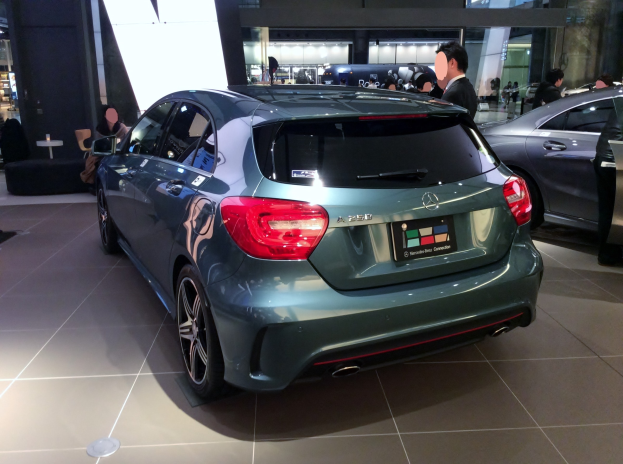 Ein elegantes schwarzes Mercedes-Benz A-Klasse-Schrägheck mit Chromakzenten und einem markanten Kühlergrill, das auf der IAA in Frankfurt präsentiert wird, umgeben von Menschen.