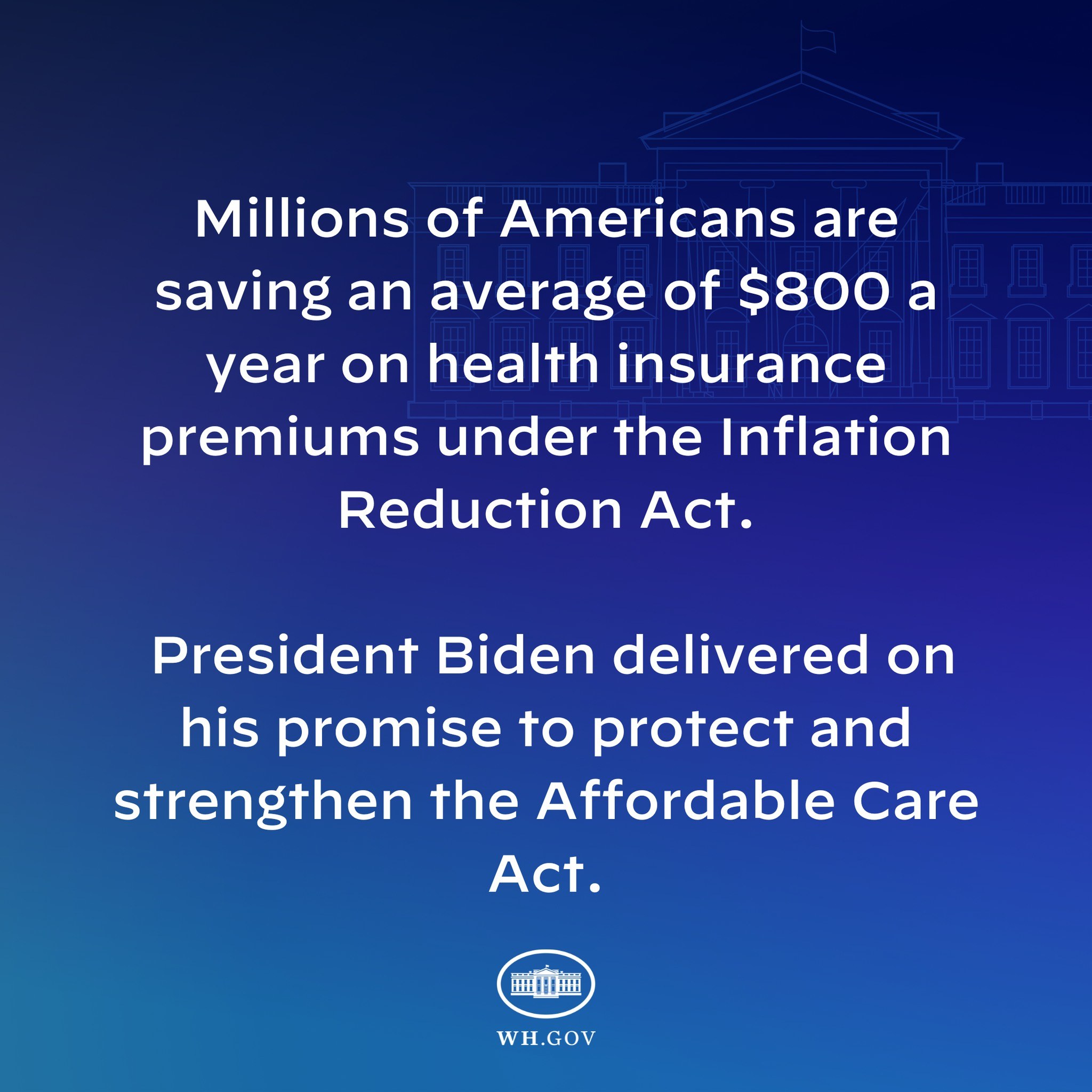 Blauer Hintergrund mit weißer Schrift, die besagt, dass Millionen von Amerikanern durchschnittlich 800 USD pro Jahr an Gesundheitsversicherungsprämien unter dem Inflation Reduction Act sparen, mit einem Logo in der Mitte.