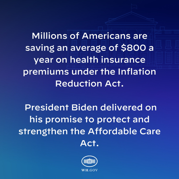 Blauer Hintergrund mit weißer Schrift, die besagt, dass Millionen von Amerikanern durchschnittlich 800 USD pro Jahr an Gesundheitsversicherungsprämien unter dem Inflation Reduction Act sparen, mit einem Logo in der Mitte.