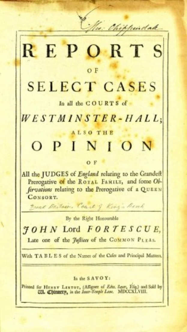 Altes Buch mit dem Titel 'Berichte über ausgewählte Fälle in den Gerichten von Westminster-Hall sowie die Meinung von John Lord Fortescue' ist auf einer Seite mit schwarzer Tinte aufgeschlagen.