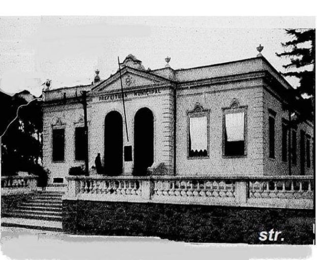 Schwarzes und weißes Foto eines Gebäudes mit der Beschriftung "Prefectural Municipal Office, San Francisco, California" mit Fenstern, Türen, Säulen, Treppen, Geländern, Pflanzen, Bäumen und Himmel im Hintergrund.