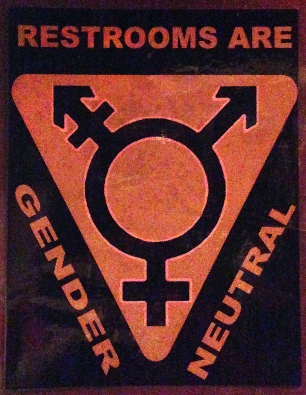 Plakat mit der Aufschrift "Restrooms sind genderneutral" betont die Geschlechtergerechtigkeit in den Toiletten.