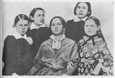 Schwarzes und weißes Foto einer Gruppe von Frauen aus der Frauenwahlrechtsbewegung, mit einer Frau in der Mitte sitzend.