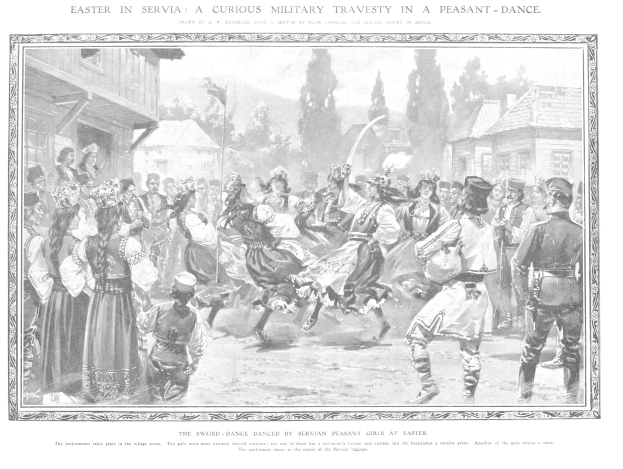 Schwarz-weißes Bild einer tanzenden Gruppe vor einem Publikum mit Häusern und Bäumen im Hintergrund und einem Text am unteren Rand mit der Aufschrift "Ostersonntag in Servia: Eine kuriose militärische Travestie in einem Bauerntanz."